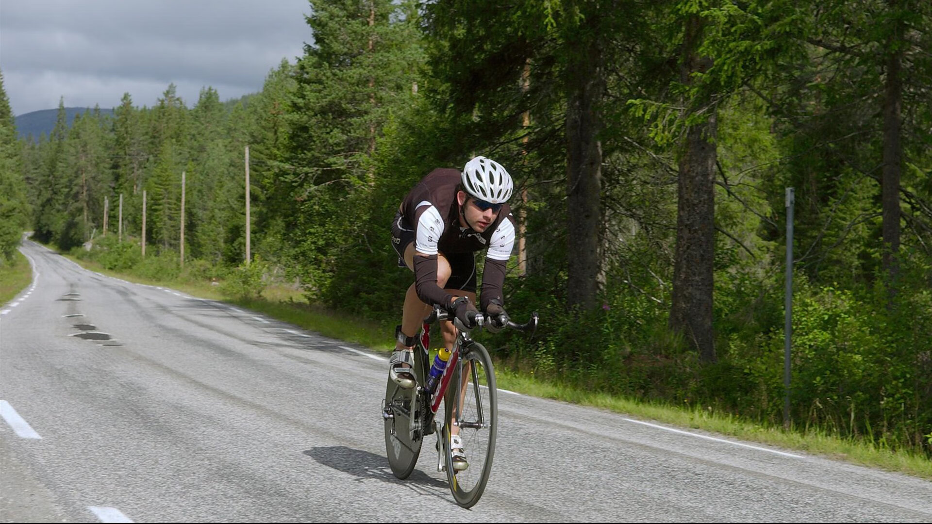 路跑鞋磨耗挑战赛 参赛者晒出被公里数“雕刻”的鞋底